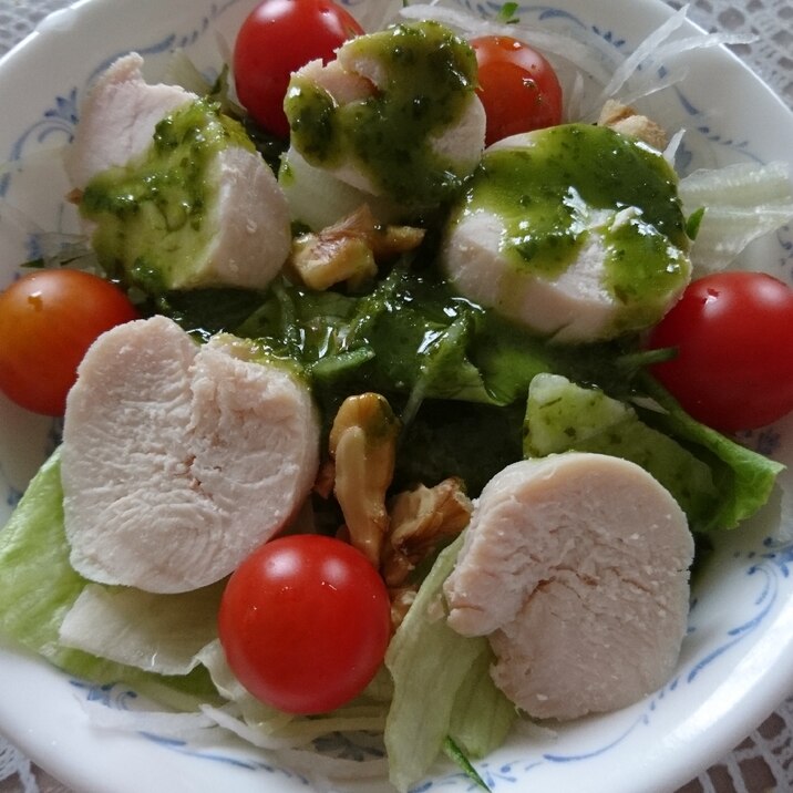 鶏ハムと野菜のバジルソースサラダ